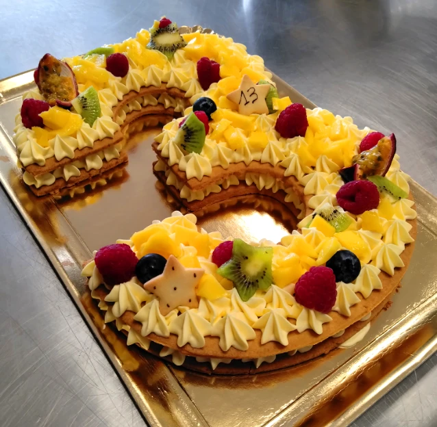 Number cake personnalisé pour un anniversaire, réalisé par Ty'Djo, traiteur pâtissier événementiel dans les Côtes-d'Armor.