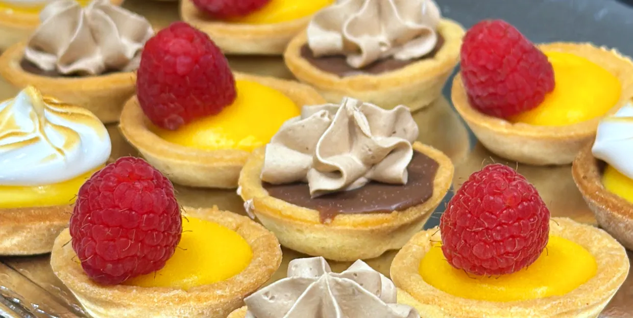 Assortiment de mini tartelettes réalisé par Ty'Djo, traiteur pâtissier événementiel dans les Côtes-d'Armor.