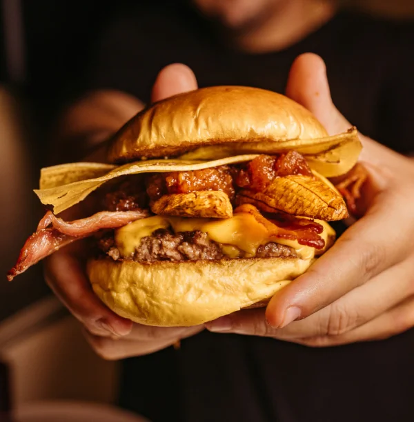 Burger généreux illustrant le travail de Ty'Djo avec son foodtruck dans les Côtes-d'Armor
