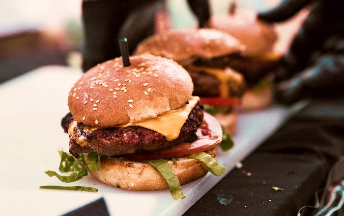 Burger à la viande, illustrant le travail de Ty'Djo, foodtruck de burgers dans les Côtes-d'Armor.