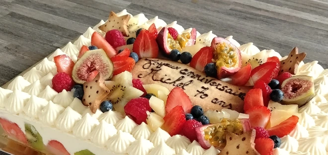 Gâteau d'anniversaire personnalisé, réalisé par Ty'Djo, traiteur pâtissier événementiel dans les Côtes-d'Armor.
