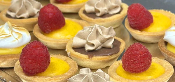 Plateau de mini tartelettes réalisé par Ty'Djo, traiteur pâtissier et foodtruck dans les Côtes-d'Armor