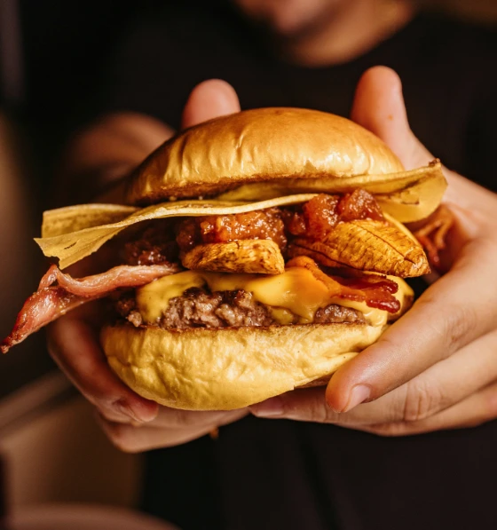 Burger steak et bacon, illustrant le travail de Ty'Djo, foodtruck de burgers dans les Côtes-d'Armor.