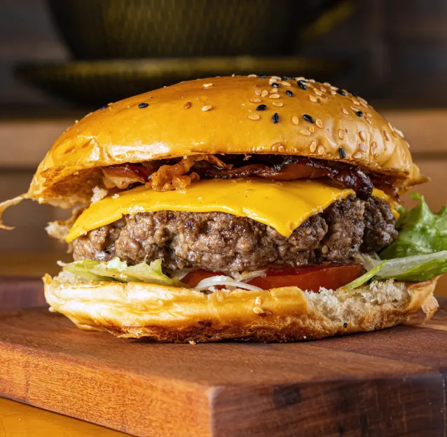 Vue de près d'un burger steak, fromage, crudités, illustrant le travail de Ty'Djo, foodtruck de burgers dans les Côtes-d'Armor.