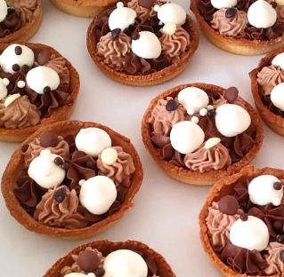 Tartelettes au chocolat réalisées par Ty'Djo, traiteur pâtissier événementiel dans les Côtes-d'Armor.