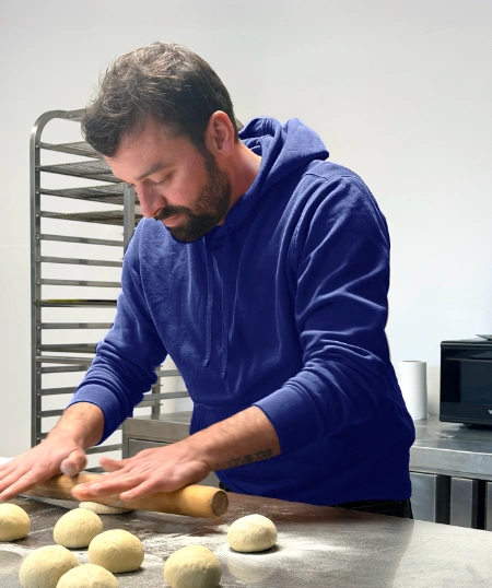 Jonathan, traiteur pâtissier événementiel dans les Côtes-d'Armor, en pleine préparation de sa pâte artisanale dans son atelier à Illifaut.