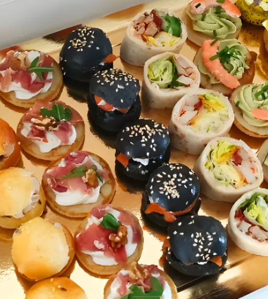 Plateau de bouchées salées (mini burgers, wraps, canapés) réalisé par Ty'Djo, traiteur pâtissier et foodtruck dans les Côtes-d'Armor