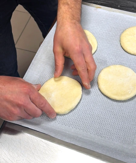 Jonathan dans son atelier préparant ses pains burgers artisanaux pour le foodtruck.