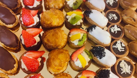 Plateau de pâtisseries artisanales réalisé par Ty'Djo, traiteur pâtissier et foodtruck dans les Côtes-d'Armor