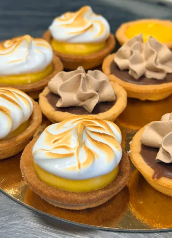 Plateau de mini tartelettes meringuées réalisé par Ty'Djo, traiteur pâtissier et foodtruck dans les Côtes-d'Armor