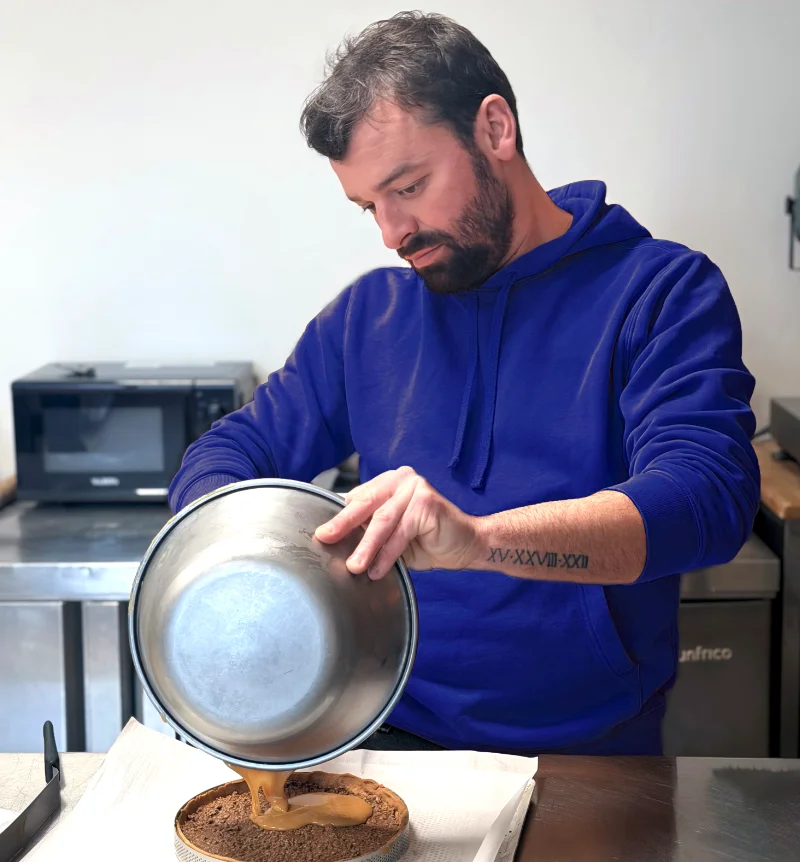 Jonathan, traiteur pâtissier et foodtruck dans les Côtes-d'Armor, préparant une tarte sucrée.